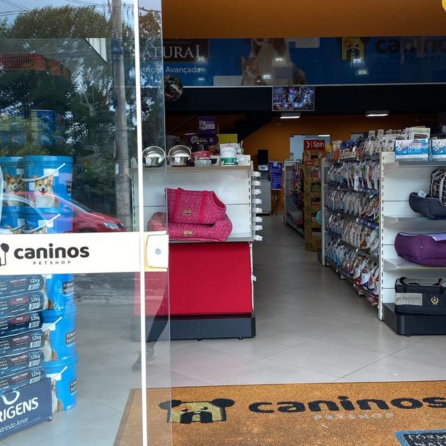Entrada da loja vista pela porta de vidro