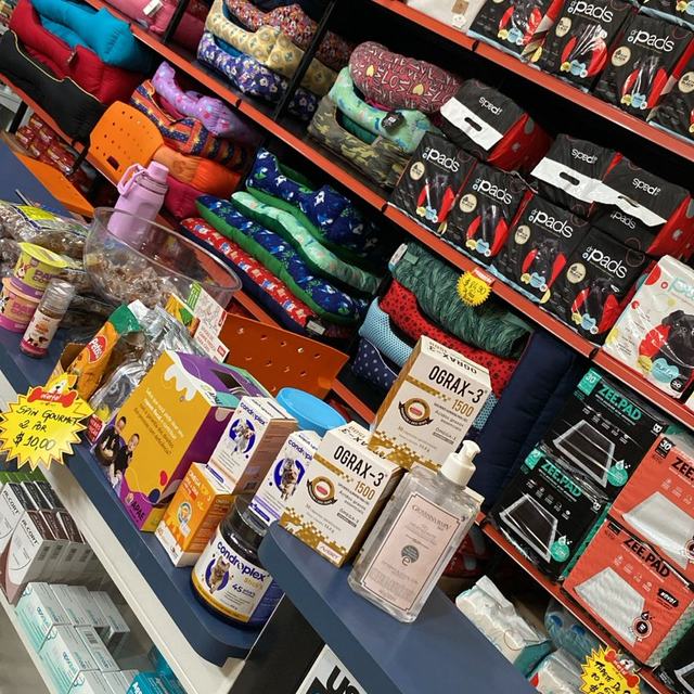 Prateleiras com caminhas, tapetes higiênicos e produtos
